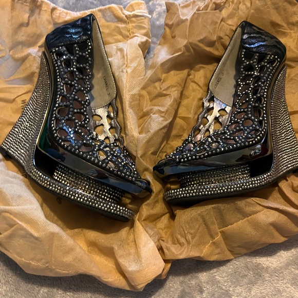 Gorgeous shoes !!! Bought a 7 😑too big for me... - Picture 8 of 10